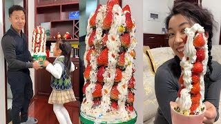 妈妈的草莓塔哪有爸爸的好，加大版才更适合女儿，妈妈又是吃醋的一天！【东东一家】
