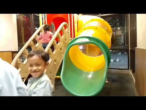 Azjrina bermain perosotan hijau kuning 🥰😍 vlog Azjrina Bilqis #perosotan #playground #bocilyangmain