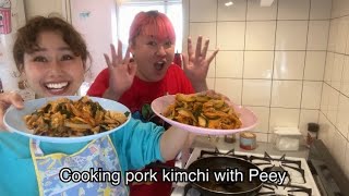 Cooking pork kimchi with Peey - ぺえと激ウマ豚キムチ作り