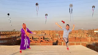 لما اخوك الصغير يطير طيارة بتاعته وايقع من فوق السطوح😱|عمر نصر 