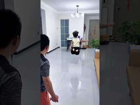 擦地不让他走，他居然飞过去了，这本领啥时候学的呢！#呆萌小米宝#萌娃#熊孩子