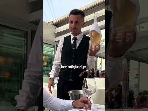 Garson Gülmemek İçin Direndi Ama Patladı 😂