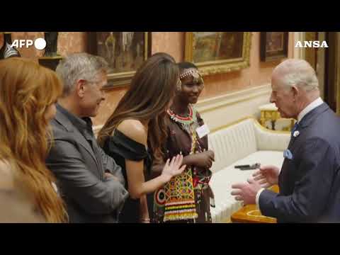 Carlo III ospita i vincitori dei King's Trust Awards a Buckingham Palace