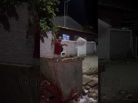 Se fosse outra pessoa falando ele pegaria o lixo ?