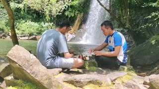 A full day in the forest fishing and make food near the waterfall, Survival traditional finding food