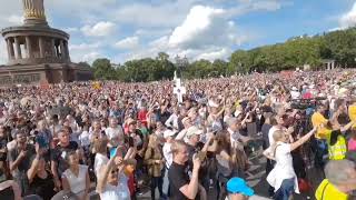 Robert F. Kennedy Jr. an der Berliner Siegessäule vor einer riesigen Menschenmenge.
