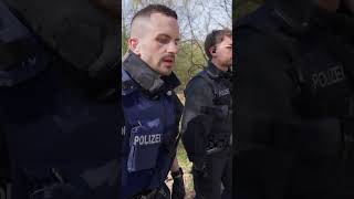 Wir haben uns vor der POLIZEI versteckt!