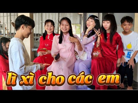 Mùng 1 Tết Tụ Họp Nhà Tony Chúc Tết Tặng Lì Xì