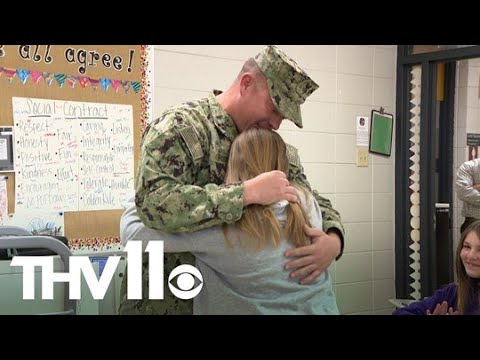 Military dad makes surprise visit to his kids while at school