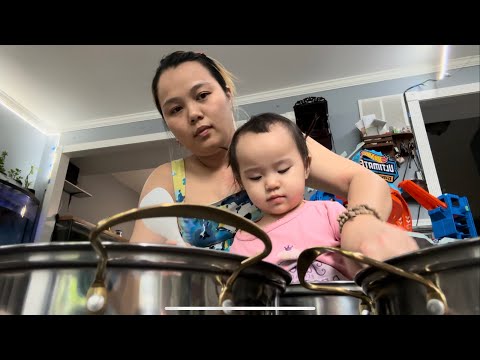 Mua bộ nồi chỉ 4 đô,đèn năng lượng cũng vậy.được một bọc len mang ra móc áo cho Emily