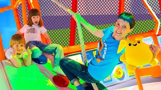 Kinder Spaß im Hello Park 🎉 Masha und Lucky spielen! Eine Mami für Lucky