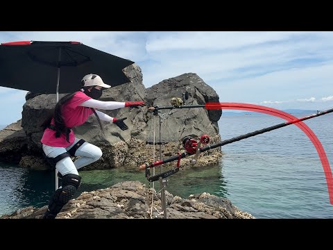 女が大物釣りしてたら口の中から凄いの出た衝撃映像…😱そして、釣り竿は曲がり続ける‼️