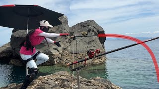 女が大物釣りしてたら口の中から凄いの出た衝撃映像…😱そして、釣り竿は曲がり続ける‼️