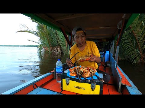 Hujan saat sedang mancing sampai ketiduran di perahu langsung masak dan makan mie tiaw seafood