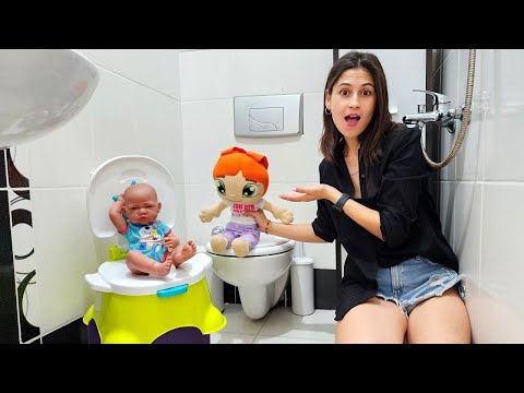 Ayşe, Ela'nın tuvalet eğitimi için klozet getiriyor! Bebek bakma oyunları