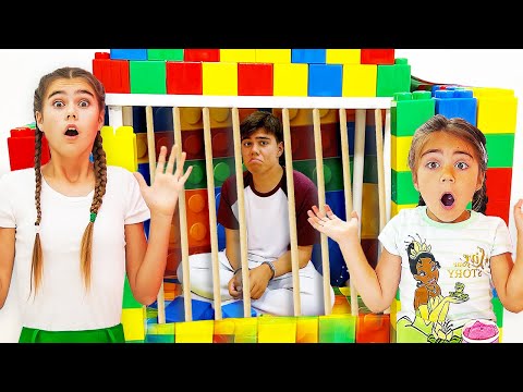 Artem giúp Nastya và Mia xây nhà vui chơi cho trẻ em