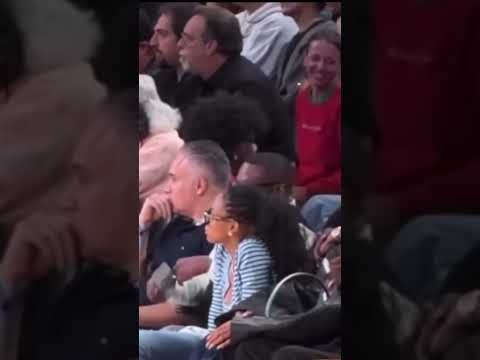 This guy! Jay was not impressed😂 #strikersrus #yt #floydmayweather #jayz #nbabasketball #showoff