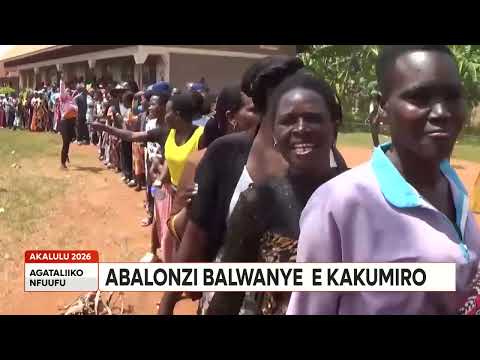 Abalonzi bakubaganidde mu kamyufu e Kakumiro:Emmotoka zonoonese.