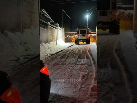 BMW заехал в тупик на скользкой горке. Помогли подняться без лебёдки и риска