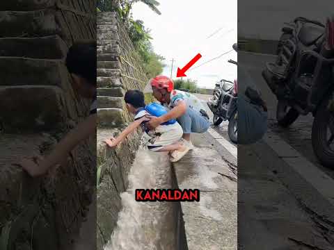 Motorcu Çocuğun Kanalizasyondan Geçmesine Yardım Etti 😮