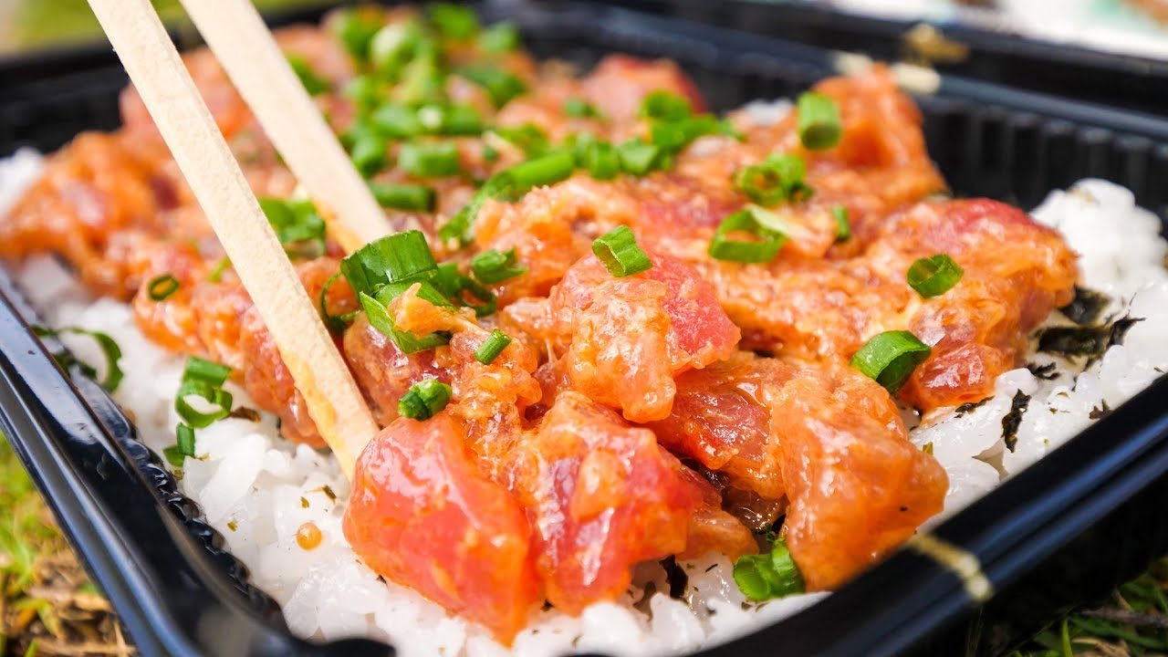 Food in Hawaii - POKE BOWLS and Seafood at Taniokas in Waipahu, Hawaii