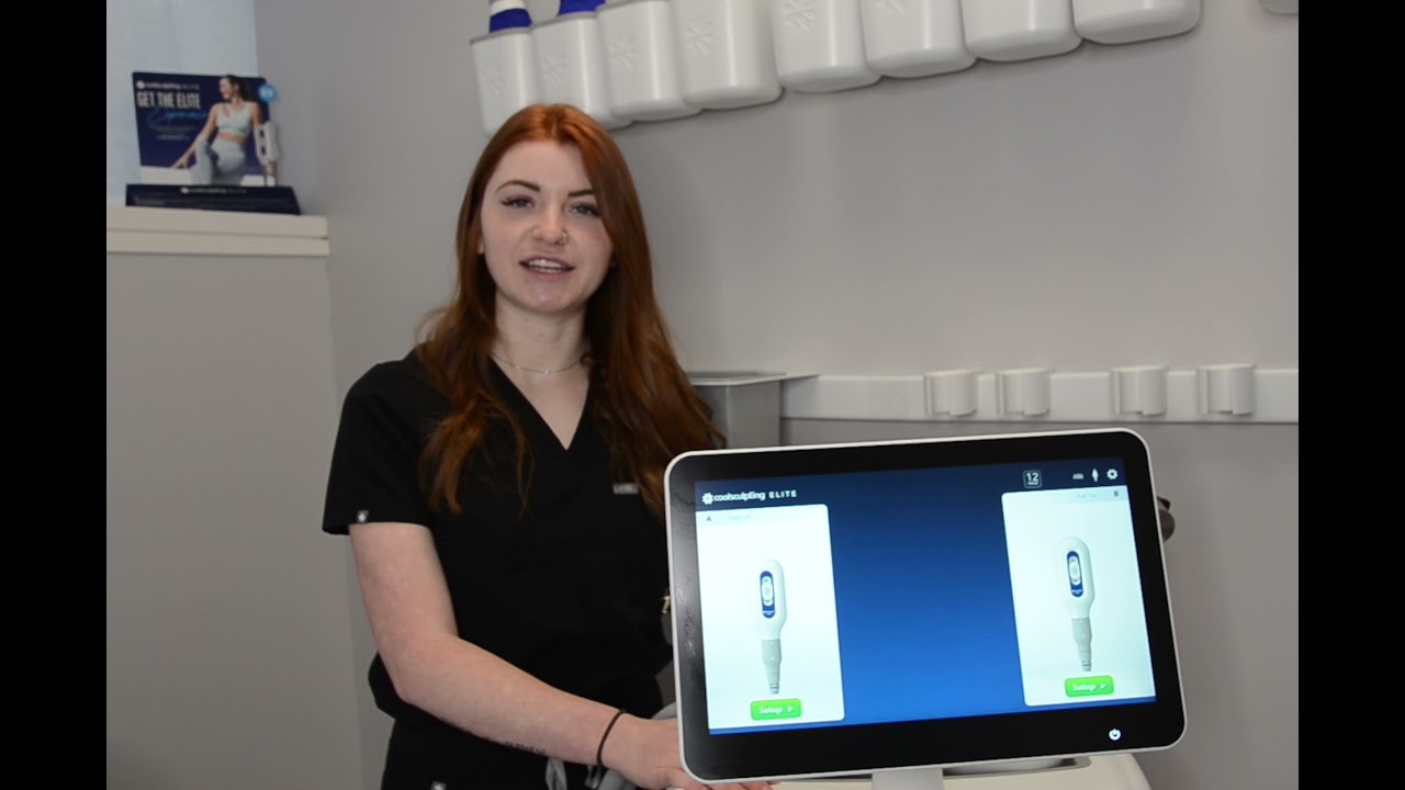 Woman presenting a cosmetic treatment device.