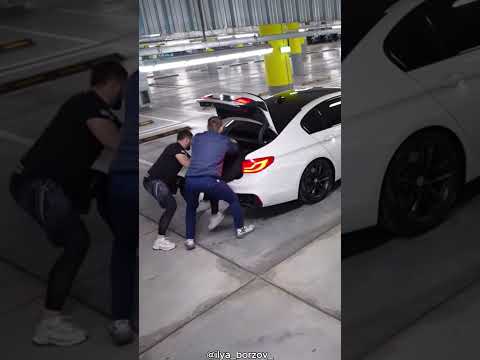 Kaçırılmaktan Kurtuldu, Arabayı Kaptı! 🚗😂
