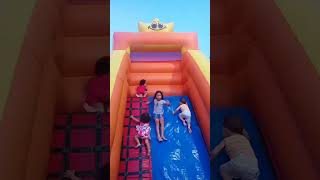 BEBÊ CAIU BRINCANDO NO ESCORREGA DO PARQUE DEU SUSTO NA MAMÃE
