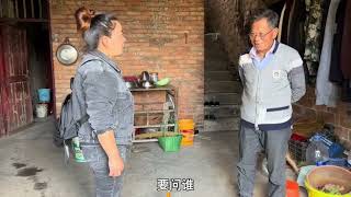 破舊老屋暗藏壹級文物，大叔把它丟在地上吃灰，小芳慧眼識珠買下老人祖輩留下不少銀元，哪想裏面有枚價值百萬的孤品#老物件回收#壹線下鄉#傳統器物