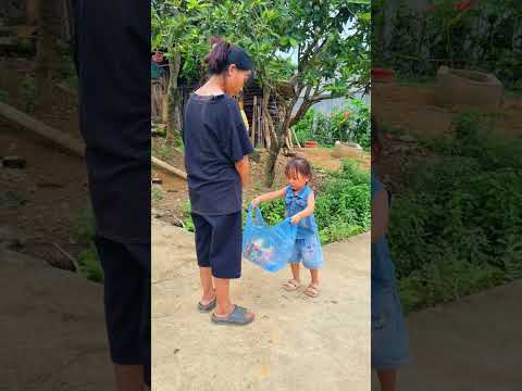 Helping a pregnant woman pick up her things. #cutekids #kindness #parentingtips