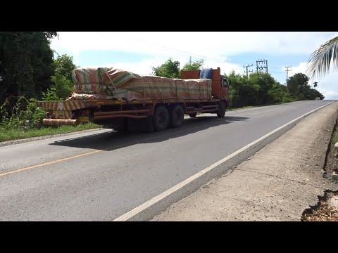 日産のトラック - UD Nissan Diesel Truck Heavy Load In Climb Hill