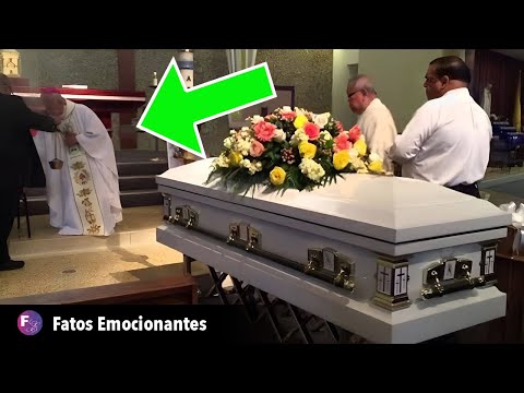 O BISPO INTERROMPE FUNERAL AO PERCEBER ALGO INESPERADO NA MULHER PRESTES A SER ENTERRADA! [CHOCANTE]