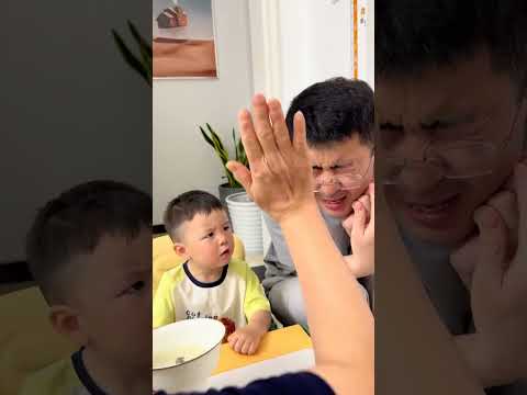Dad and grandma cooperate perfectly to solve the problem that children don’t like to eat is that