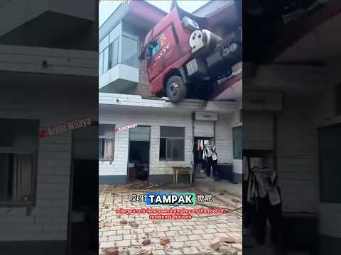 Truk Gantung di Atap Rumah Warga #shrots