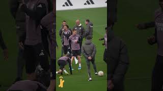 🤣 Mbappé se moque du contrôle poitrine de Tchouaméni #Mbappe #tchouameni #realmadrid #football