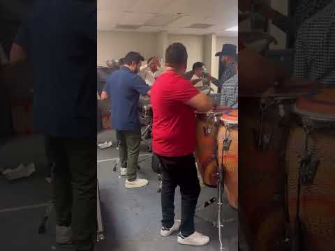 Josue mejia tarolero del recodo echandose palomazo con la banda de luigi montaño