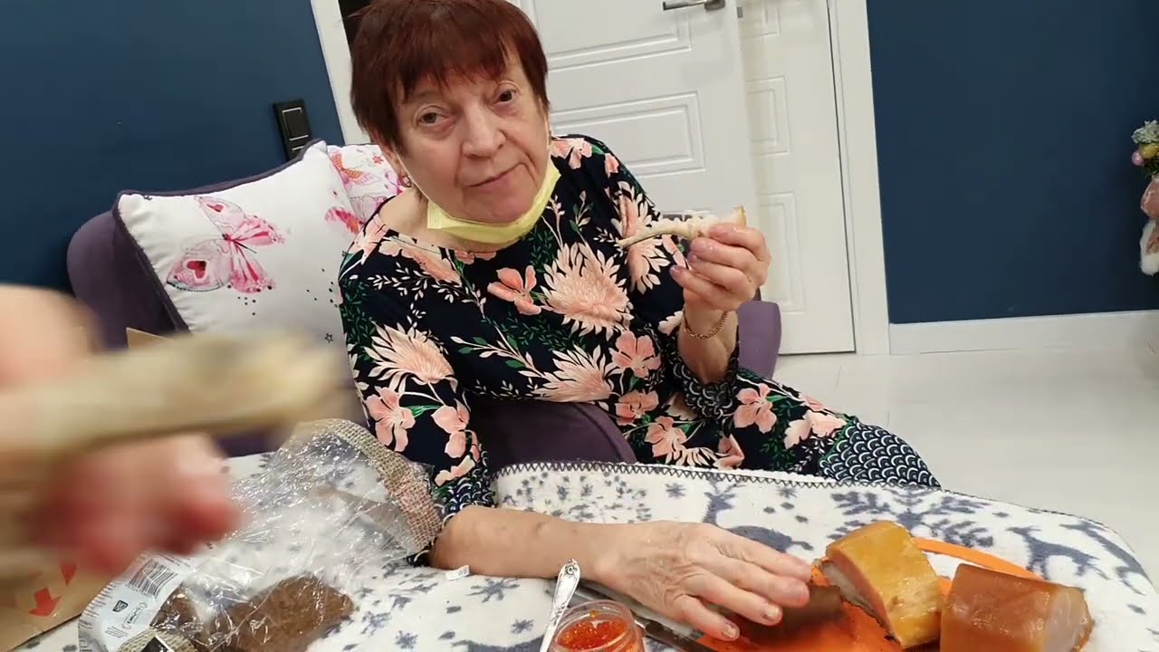 Мама наелась от души посылка с красной рыбой и икрой