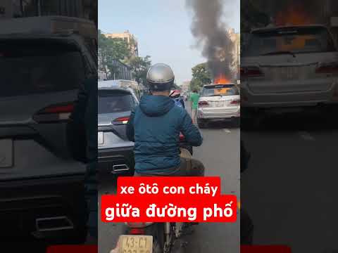 xe ôtô con cháy giữa đường phố không ai chữa cháy dúo #shorts