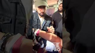 Imagine Walking Down the Street and Bumping Into Eminem Signing Autographs 😭🔥