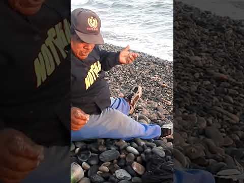 Este pescador es un maestro de la pesca con  anzuelo… ¡Mira su increíble precisión!