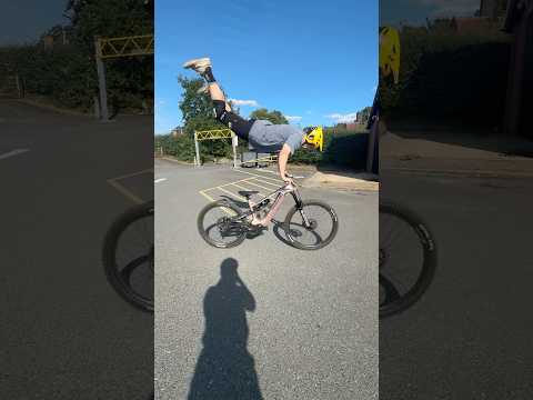 SUPERMAN! ๐ฆธโโ๏ธ #mtb #bikes #biking #emtb #fail #bikelife