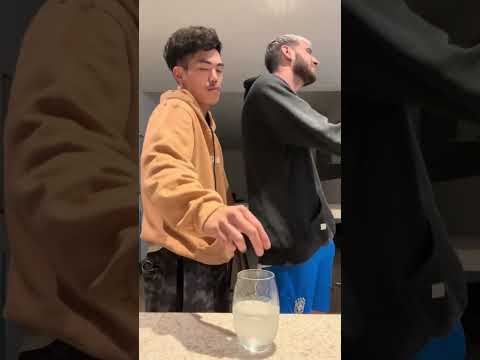 TENTEI COLOCAR UMA COISA NA BEBIDA DO AMIGO #humor