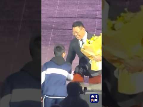 一个动作，化解尴尬，温暖全场！男孩一个动作化解演讲者尴尬，赞👍🏻 | 华语动漫