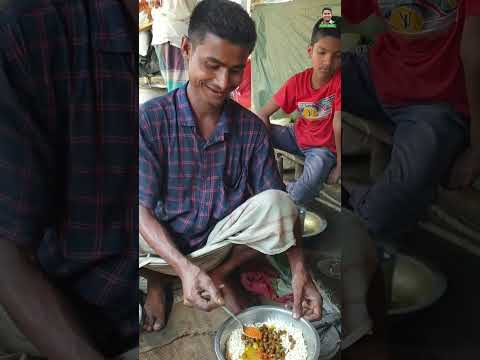 মধুপুর হাটের জনপ্রিয় খাবার ছোলা-মুড়ি