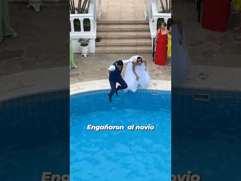 Novio cae a la piscina eng​@ñado