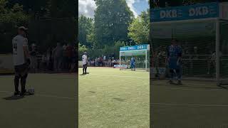 Er ist blind und schießt Penalty