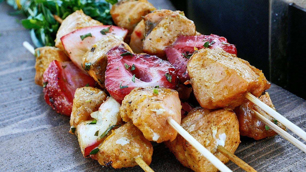 Шашлычки из лосося с клубникой и нектаринами Гриль рецепт