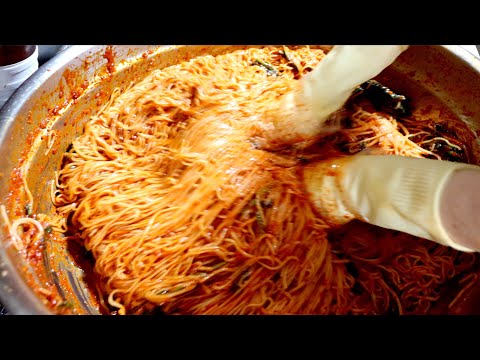 뚝방길 아래서 국수집하다 대형 건물 세운 뚝방의 전설? 쉴틈없이 팔리는 열무비빔국수,멸치국물국수,계란말이!담양 뚝방국수/spicy noodles, Korean street food