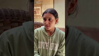 فتاه تطلب المساعده بطريقه غريبه 