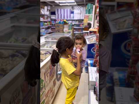 طفله فقيرة تسرق حليب وتطعم اختها الصغيرة😭!؟